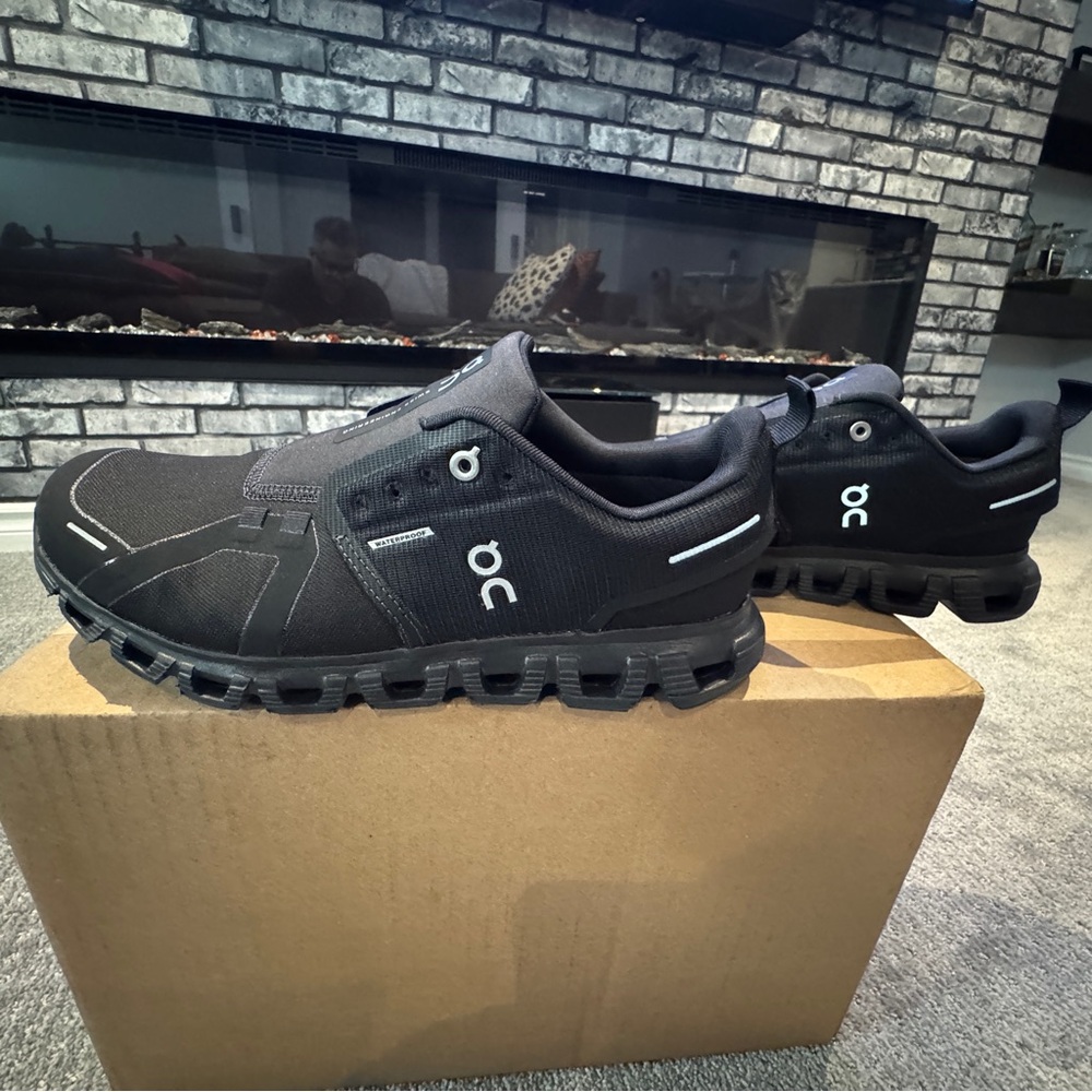 On Running Black Athletic Shoes with Rugged Outsole